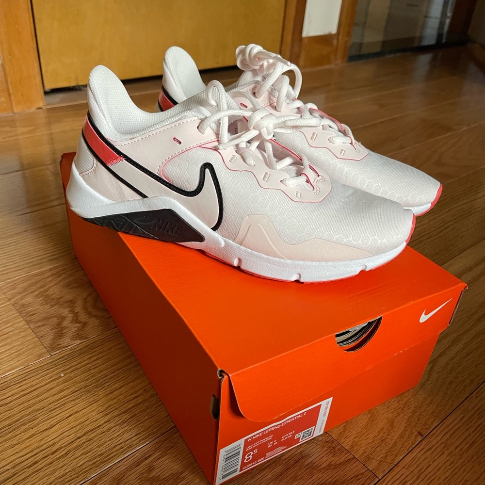 Nike Legend Essential 2 | 8.5 - Picture 2 of 8